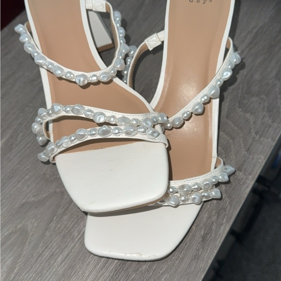 A New Day Women's Cream Sandals with Pearl Accents - Picture 2 of 5
